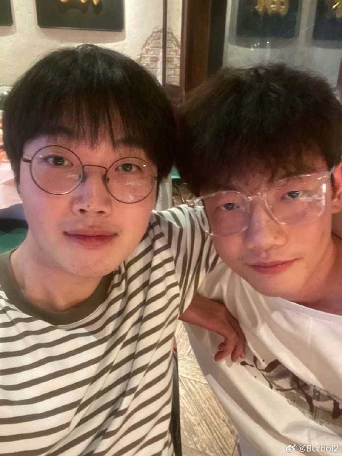 【蜗牛电竞】LGD上单Burdol分享与Heng合影:我们是傻瓜兄弟哈哈哈