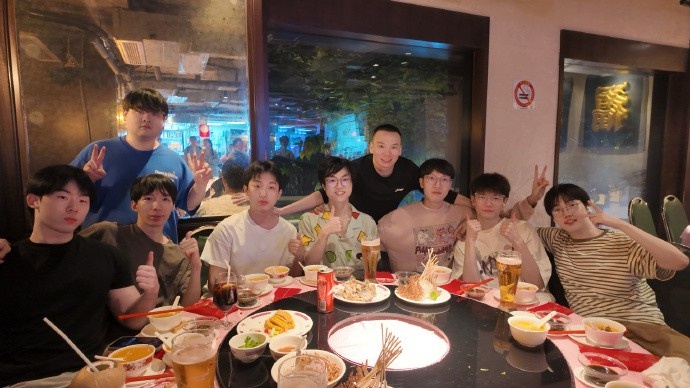 【蜗牛电竞】LGD分享选手聚餐照：谢谢老板潘婕投喂大餐！穿睡衣出来的松弛感