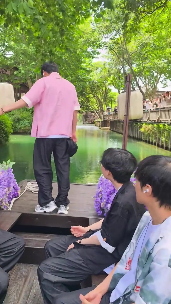 【蜗牛电竞】BLG发布队员乘坐游船视频：Bin面无表情向粉丝比心