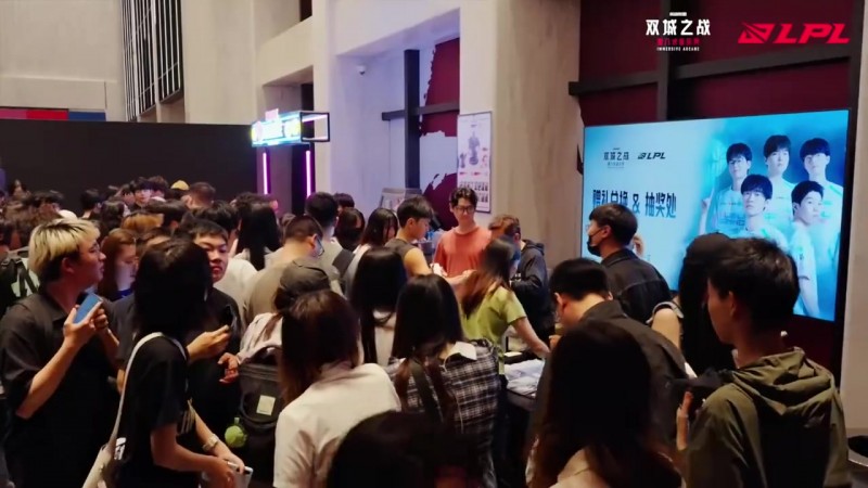 【蜗牛电竞】LPL官方发布视频：和BLG一起看浸入式音乐秀双城之战会发生什么？
