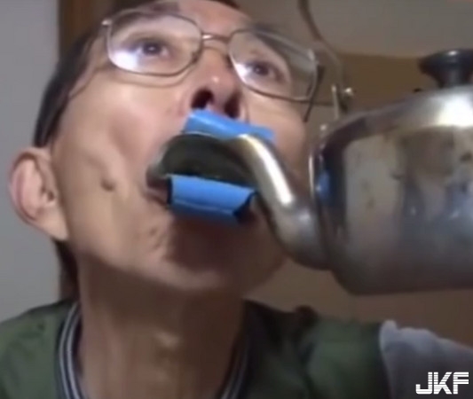 【蜗牛电竞】傻眼！沸水直接倒入口？ 日本爺爺發明「現泡茶」