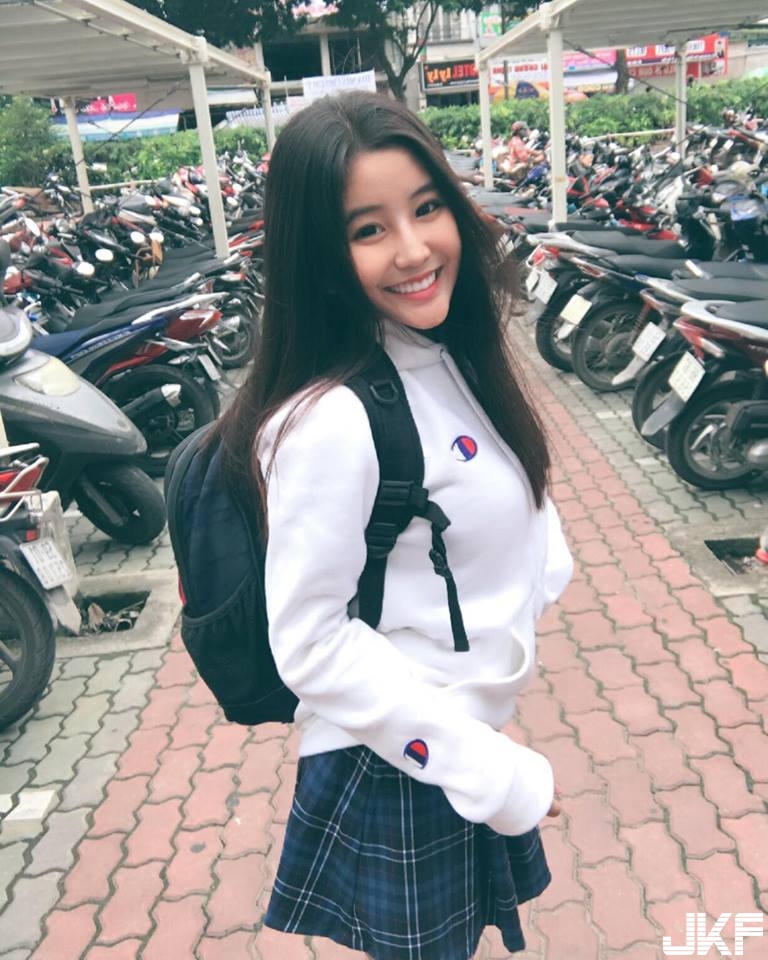 【蜗牛电竞】越南「零缺點女神」！16歲清純高中生，白白圓圓的好身材：想來一段越南情緣了！