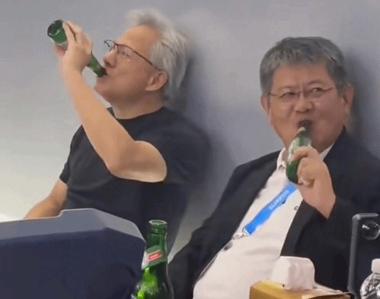 【蜗牛电竞】华人天花板，也吹大绿棒！黄仁勋和技嘉老板躺地喝酒 对瓶吹