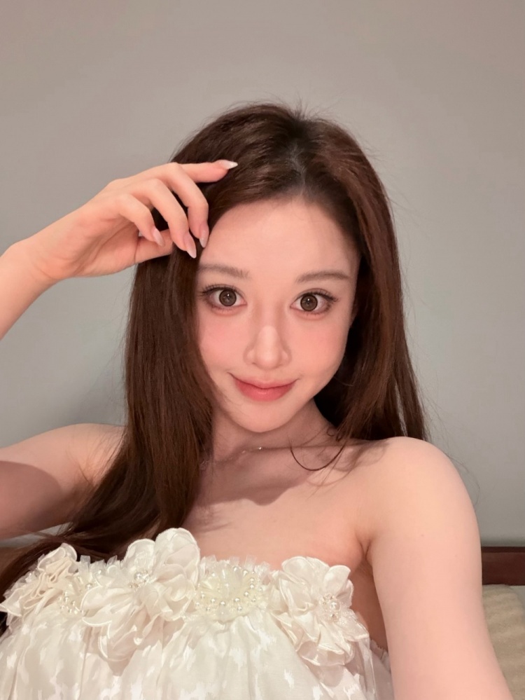 【蜗牛电竞】保养的还行！UU妹晒照：终于到了可以穿各种漂亮衣服的季节啦