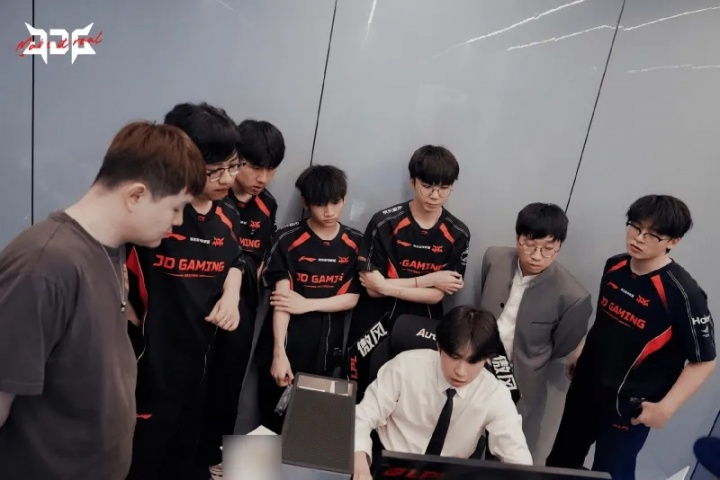 【蜗牛电竞】JDG遭淘汰无缘MSI 但凭EWC预选赛的成绩将在7月份征战巴黎