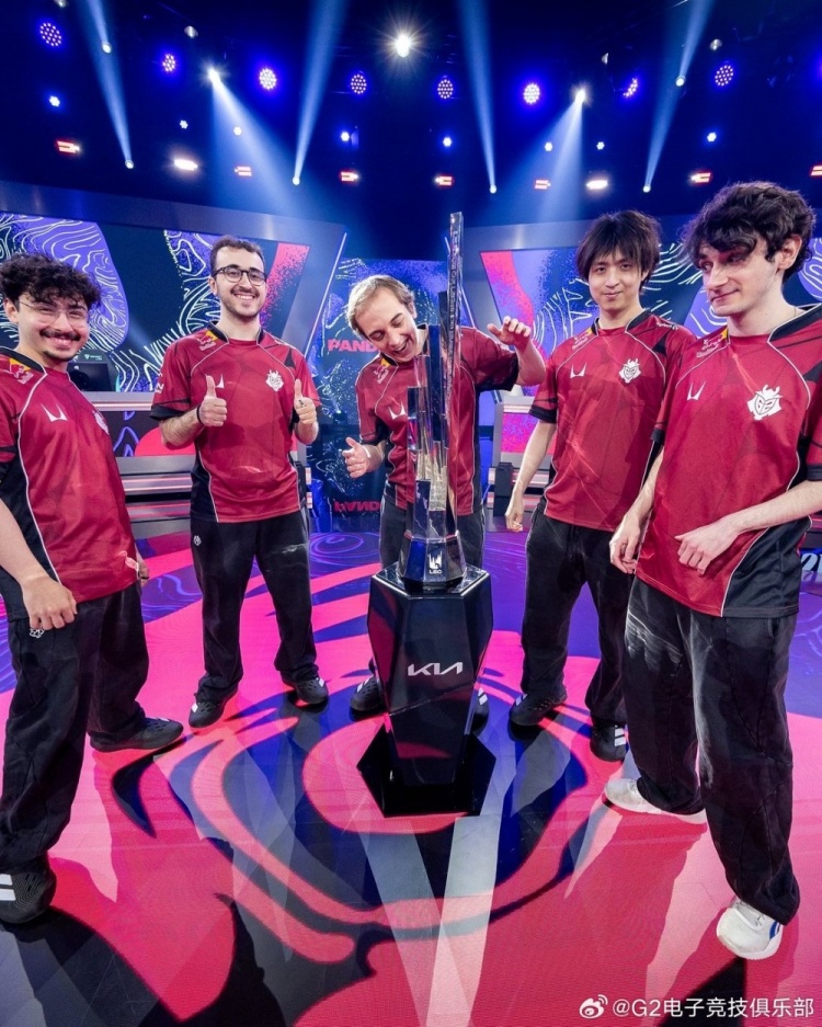 【蜗牛电竞】G2晒LEC春季赛夺冠照片:捧杯吧G2只属于俺们的冠军奖杯🏆x19