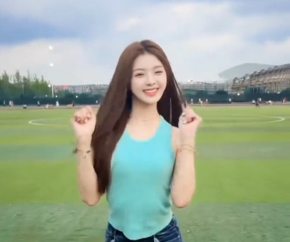 【蜗牛电竞】好跳🤣多栖主持泱泱更新动态:蓝色背心热舞哈兰德之歌