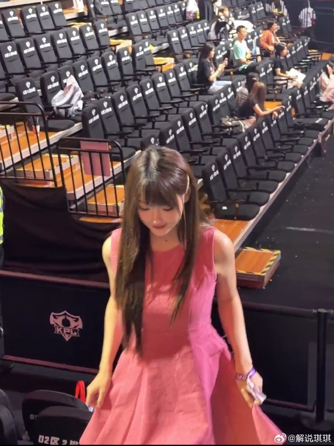 【蜗牛电竞】KPL主持人琪琪分享现场照：来体验KPL VIP卡座 现场超多新活动～