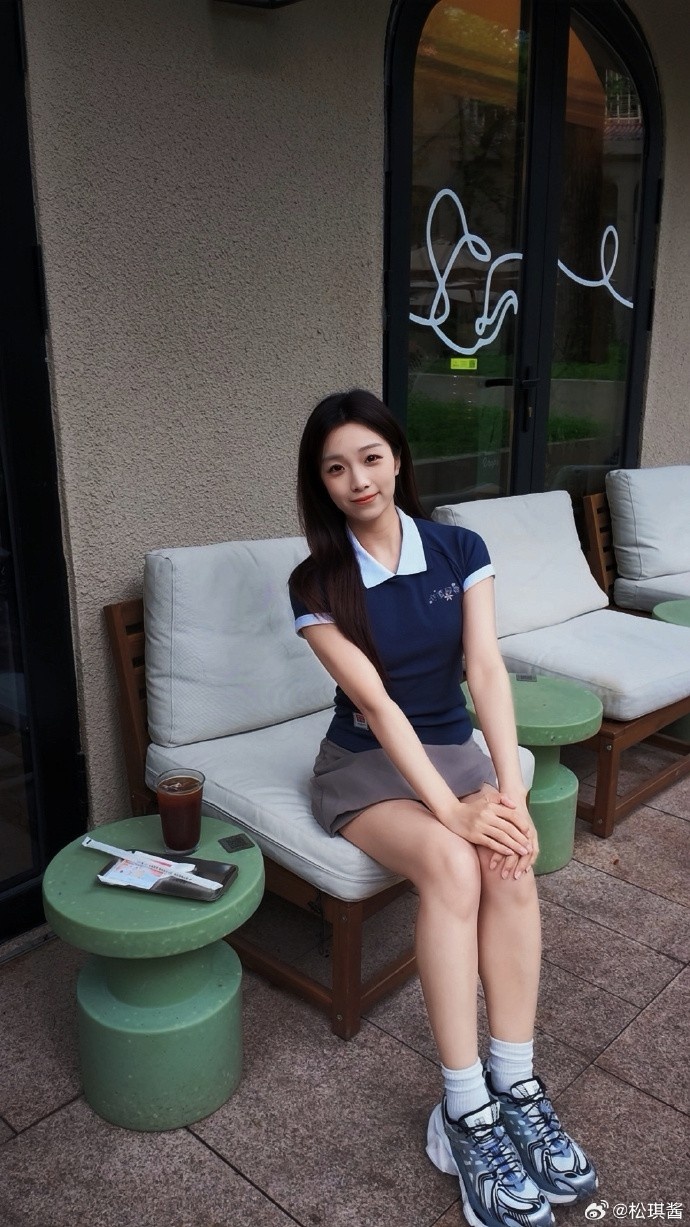 【蜗牛电竞】主持人松琪晒照：看了《双城之战》浸入式音乐秀 体验感拉满了！