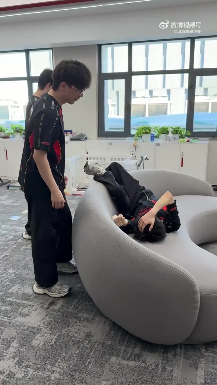 【蜗牛电竞】JDG分享选手日常花絮：沙发不是椅子，兄弟不是坐垫