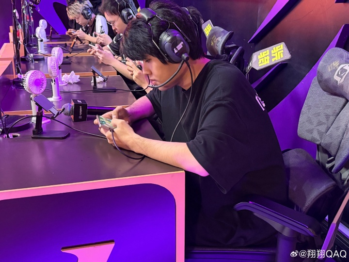 【蜗牛电竞】LWX分享与粉丝合照:兄弟们 感谢今天来玩 有缘再见