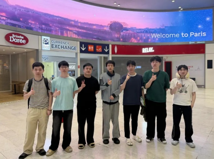【蜗牛电竞】AL分享队员最新动态:前方已抵达巴黎!加油备战