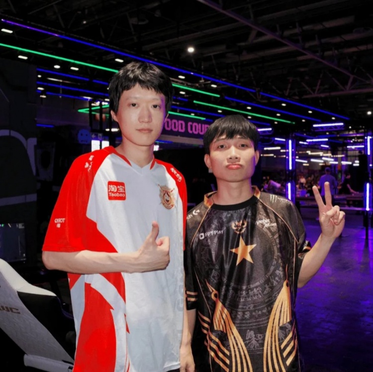 【蜗牛电竞】GAM分享Artemis和Shanks同框照:两位队长的合影!