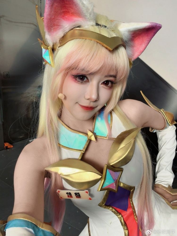 【蜗牛电竞】LPL女主持骆歆晒照:来!感受一下我和毛神的阿狸跟男枪
