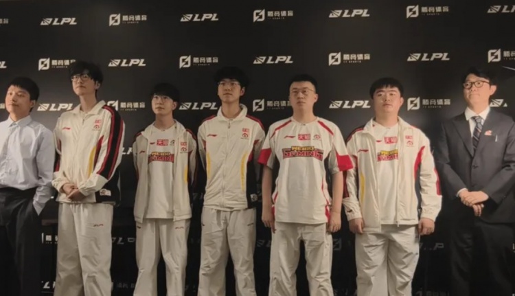 【蜗牛电竞】jiejie、ELk、Zika不打了?爆料人:大的要来了 有个队晚上聊崩了