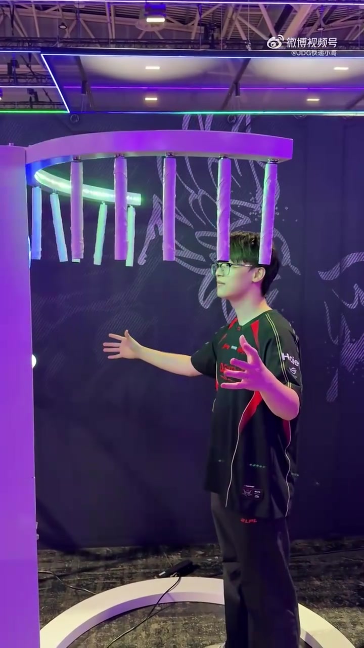 【蜗牛电竞】JDG分享Vampire接棒反应挑战：小哥没有笑的意思