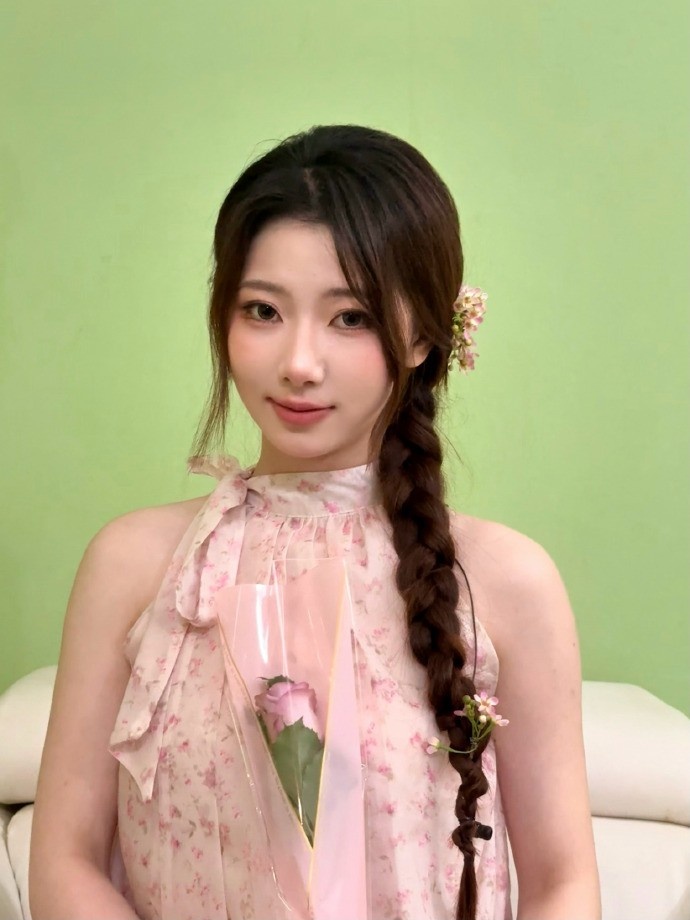 【蜗牛电竞】阿芙晒照：昨天收到了夏安的生日花花💐和蛋糕🍰开心之🥳