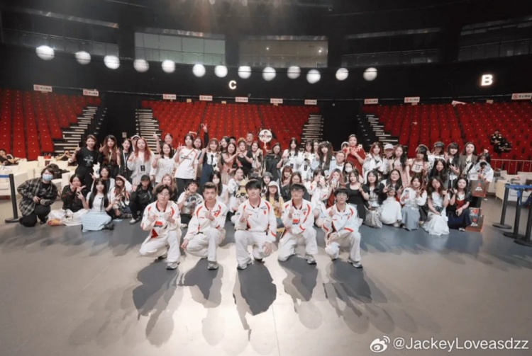 【蜗牛电竞】TES选手赛后发文 JackeyLove:辛苦大家等我们,很感谢大家