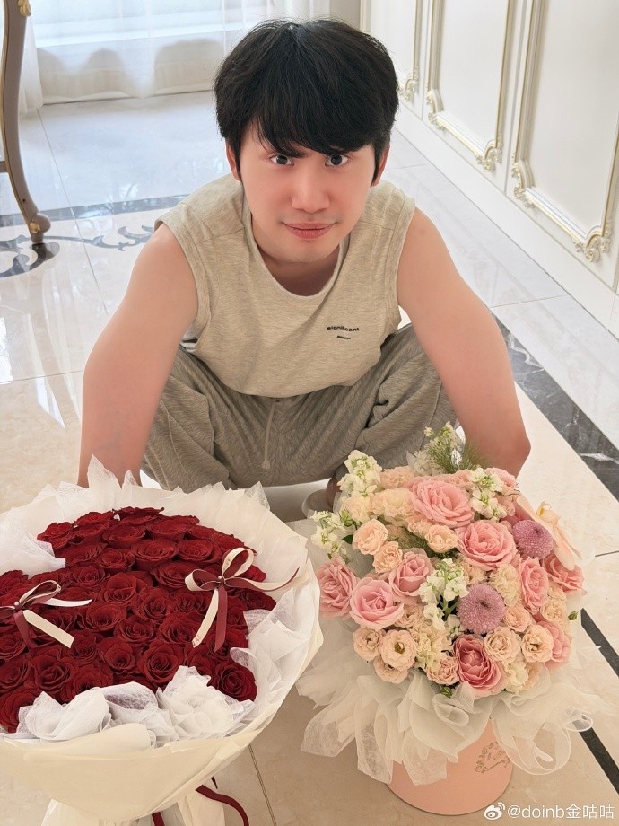 【蜗牛电竞】doinb晒照:明天七夕,不会有人收不到花吧?