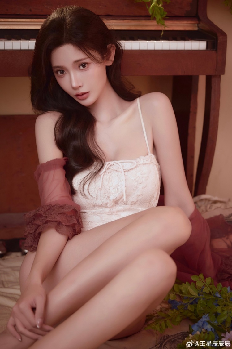 【蜗牛电竞】想给浩浩一个家？影游“浩浩妈”饰演者晒美照：长腿玉足太润