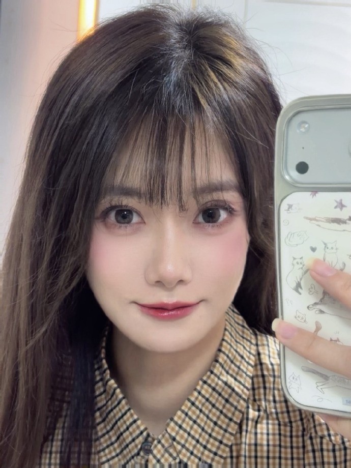 【蜗牛电竞】主持人小钰分享照片:最近新宠 紫色调腮红太米了吧