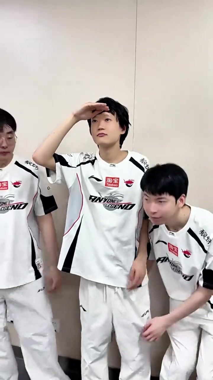 【蜗牛电竞】AL发布选手整活视频：中国人能飞，飞到下一站西安！