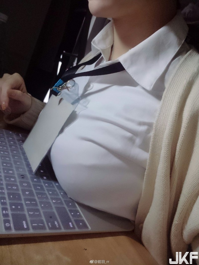 【蜗牛电竞】好胸！壞脾氣正妹「乳壓鍵盤」放好放滿，看得我都要喘不過氣了….