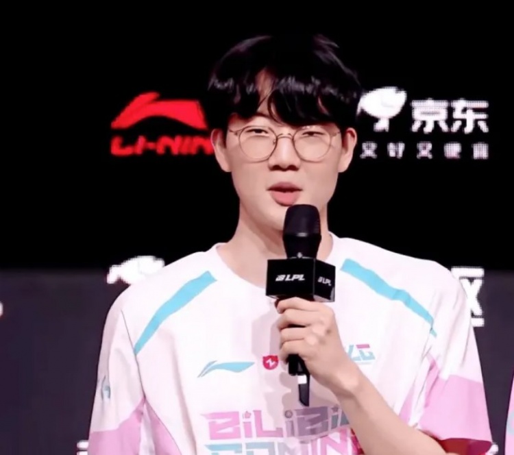 【蜗牛电竞】接离队是什么想法?Viper个超:其他人很自私 怕viper拿MVP 
