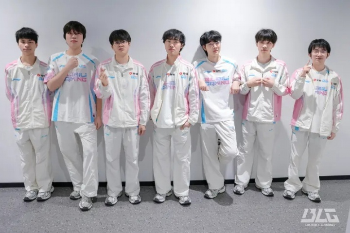 【蜗牛电竞】BLG分享队员赛后合照:年度总决赛,BLG又来了!