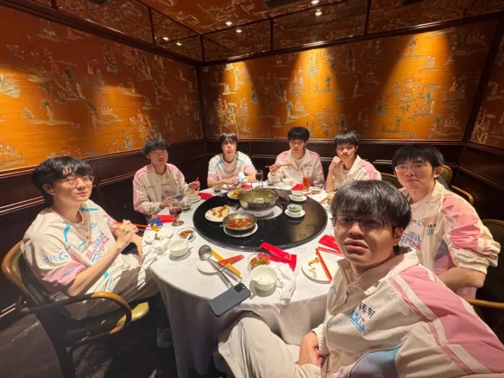 【蜗牛电竞】手机要掉了!BLG分享赛后聚餐照:幸福就是极速下班后来大吃一口