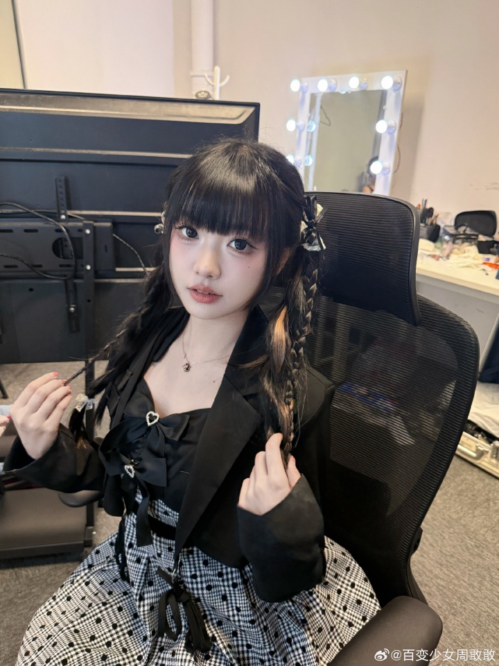 【蜗牛电竞】青春靓丽！LPL女主持周敢敢更博晒照：季后赛杀青～