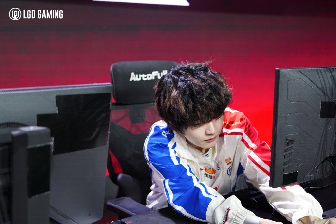 【蜗牛电竞】全知!Crisp谈LGD DOTA2选手禁赛:手机里多了一笔美金被队友看到