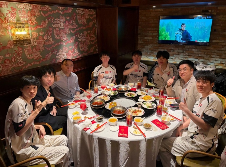 【蜗牛电竞】好多的红包😍AL分享队员及教练赛后聚餐照:造!
