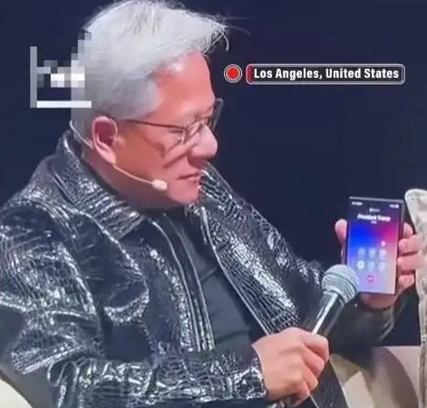 【蜗牛电竞】你怎么连免提都不会开🤣特朗普当众打给老黄:AI威胁论是骗局!