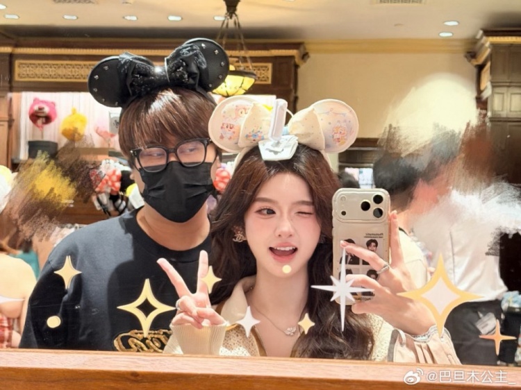 【蜗牛电竞】前职业选手卢本伟妻子微博晒照:迪士尼九宫格来也