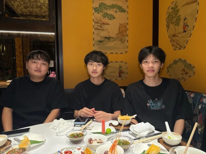 【蜗牛电竞】BLG分享Knight、Yagao、ON合影:收到前方传回的一张合影喵