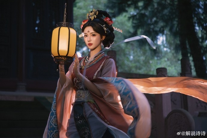 【蜗牛电竞】KPL主持人诗诗发布古风写真:山穷水尽处,回眸一遍你