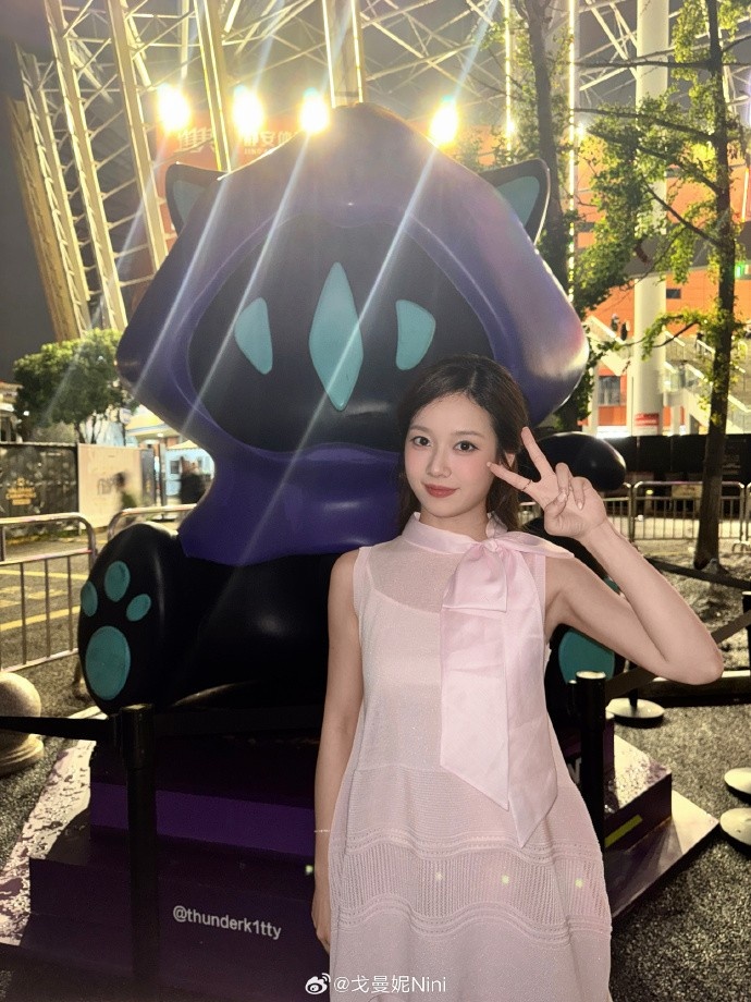 【蜗牛电竞】无畏契约主持人曼妮分享照片:和幽影猫猫一年前也拍过合影!