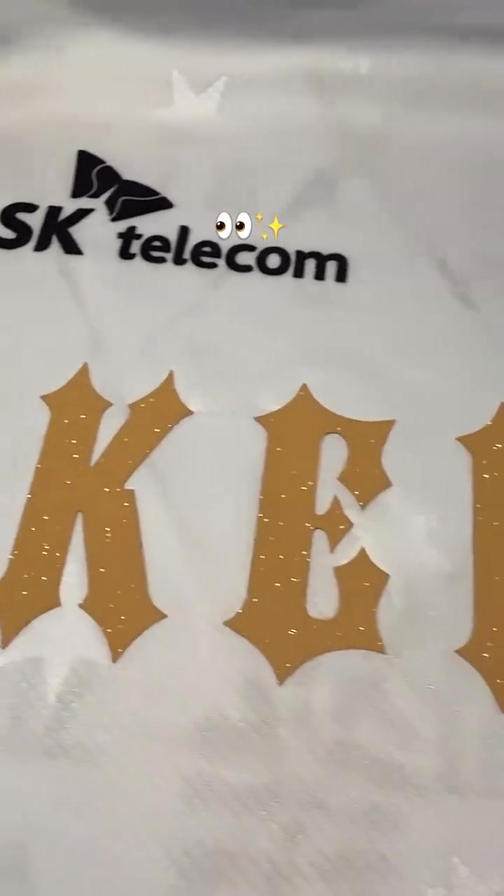 【蜗牛电竞】T1分享2026全球总决赛队服背面细节：队员字号闪耀金光！