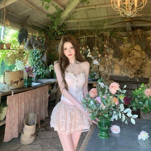 【蜗牛电竞】审美没变过!王思聪女友懒懒晒照 依旧白嫩筷子腿