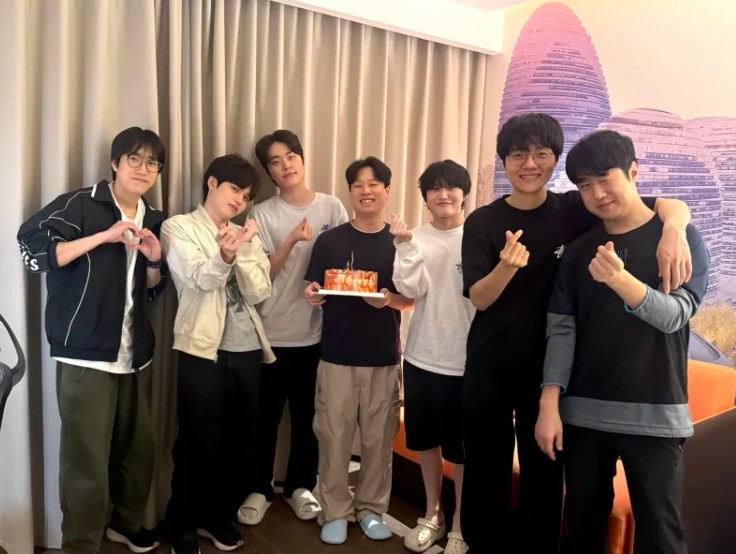 【蜗牛电竞】BRO为S12冠军教练Ssong庆祝生日:北京惊喜生日派对