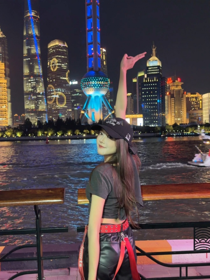 【蜗牛电竞】LPL女主持骆歆晒照:我要回去猛练瓦技术,明年解说杯直接秀肌肉